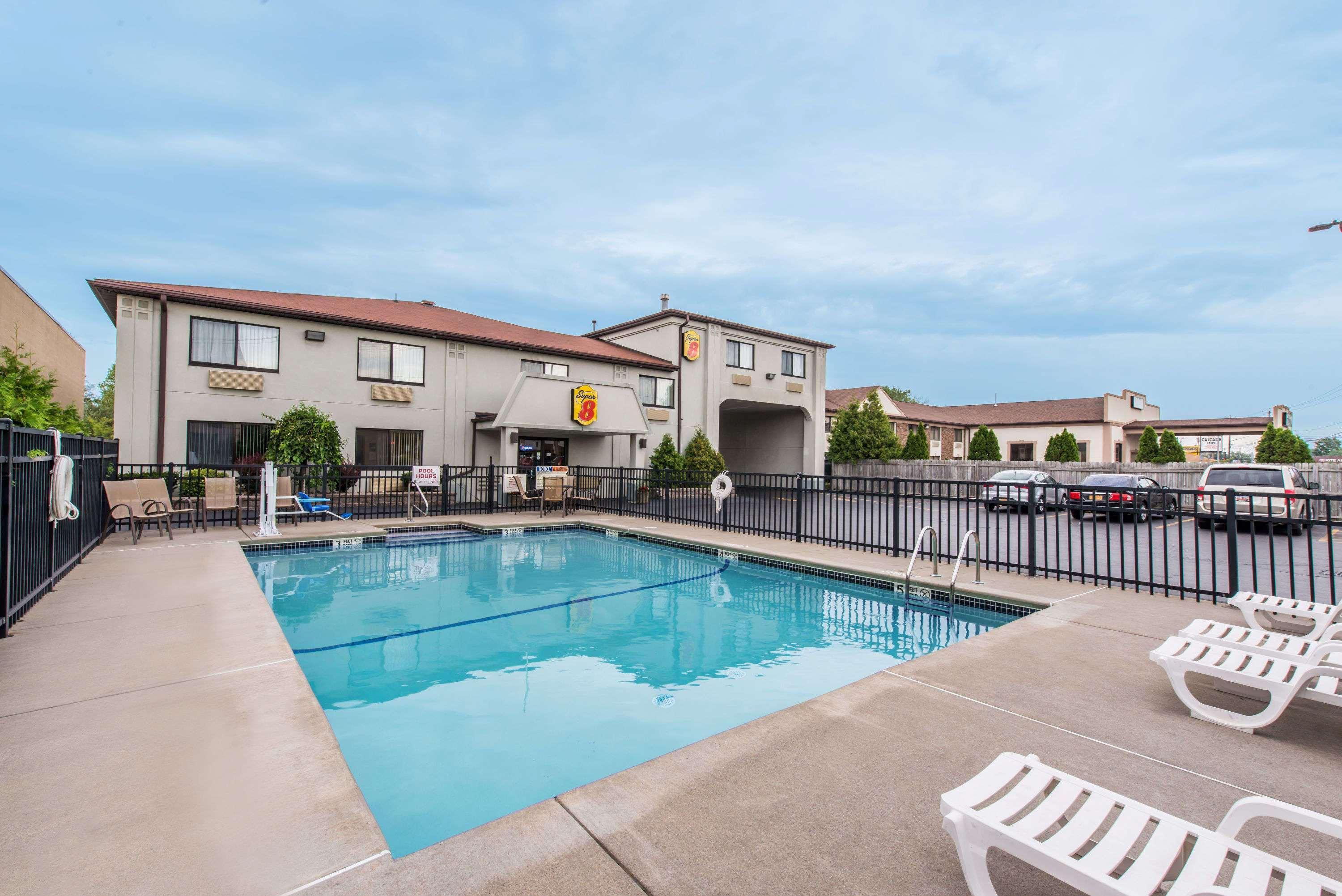 Super 8 By Wyndham Hotel 2*